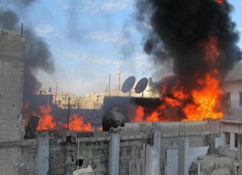 Pr&eacute;dio bombardeado na cidade s&iacute;ria de Homs
