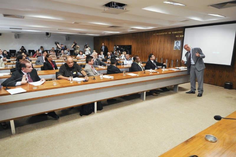Senador Suplicy (&agrave; direita) e Aloysio Nunes Ferreira se confrontaram na reuni&atilde;o