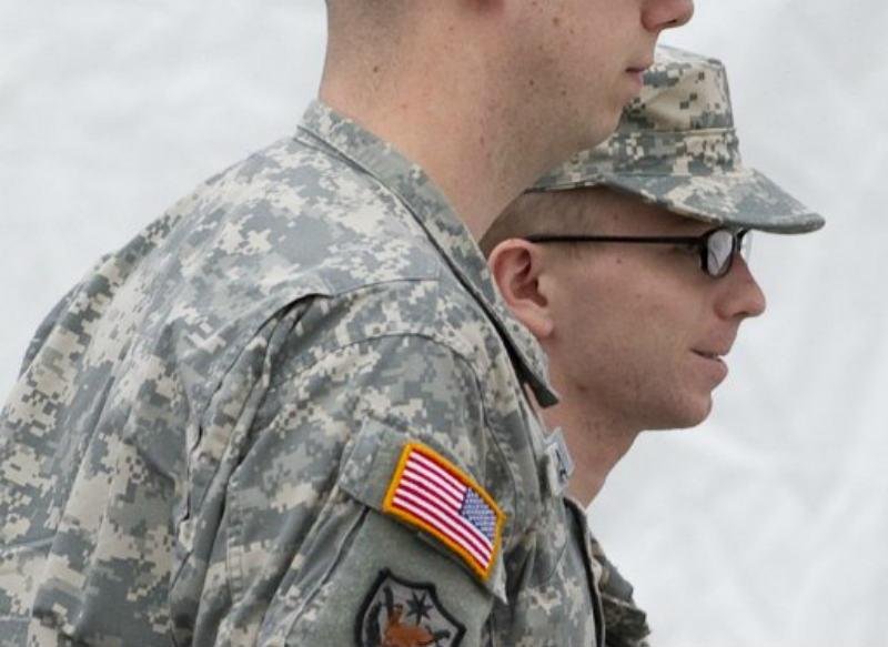 Manning (&agrave; direita) enfrentar&aacute; tribunal militar