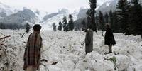 Duas avalanches de neve na região montanhosa da Caxemira mataram pelo menos 16 soldados indianos 