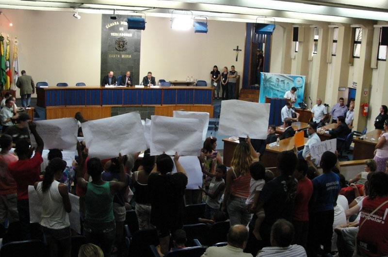 Grupo de estudantes protestou durante a  reabertura do ano na C&acirc;mara de Vereadores de Santa Maria 