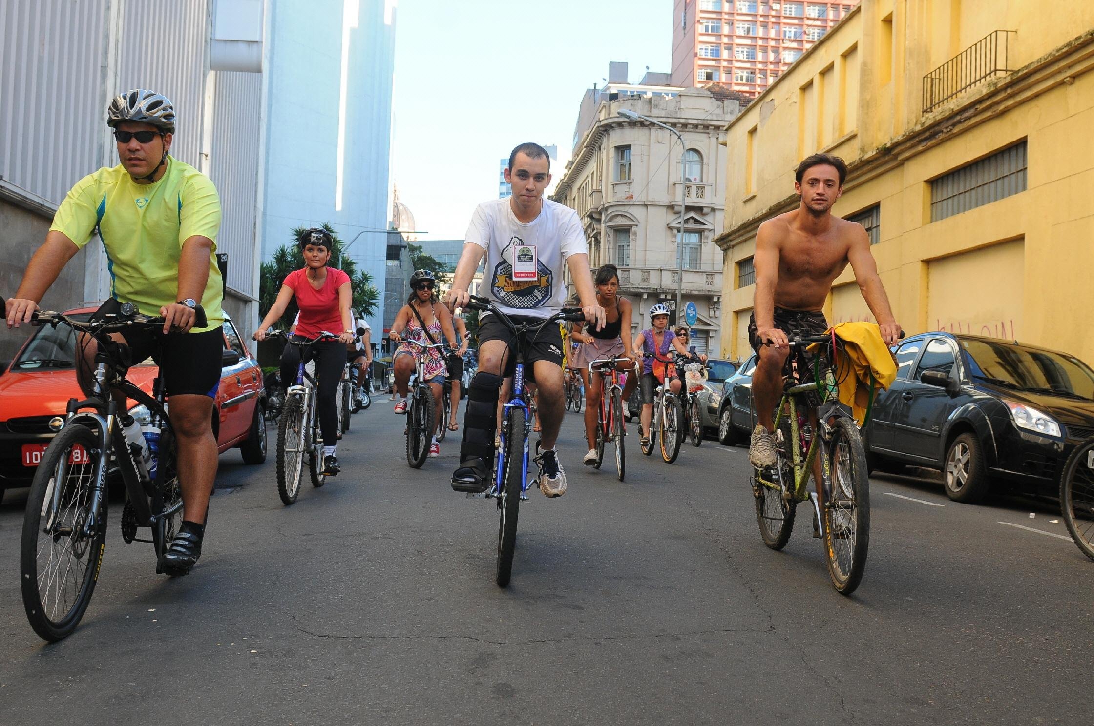 Ciclistas realizaram passeio nessa quinta-feira por Porto Alegre