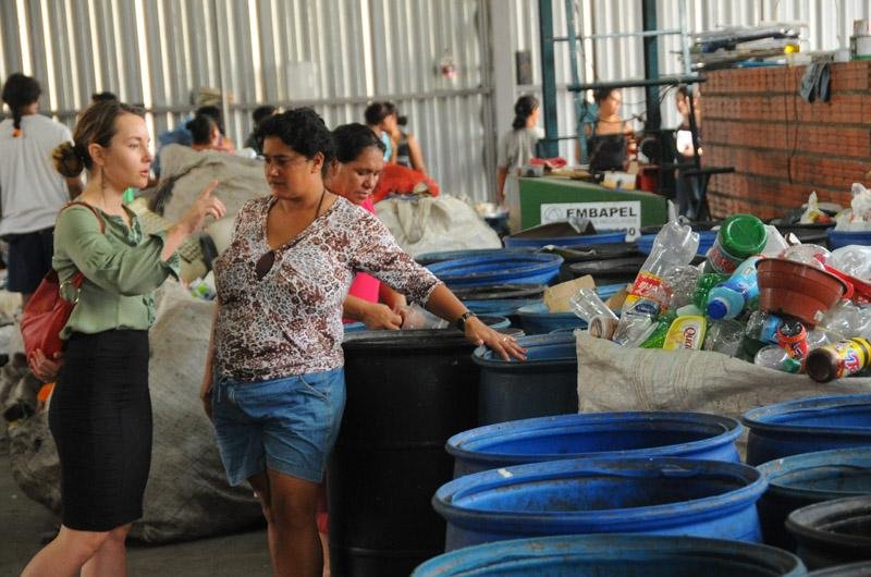 Australiana conversou com a presidente da Associa&ccedil;&atilde;o de Catadores e Recicladores da Vila Chocolat&atilde;o, Teresinha Margarete do Ros&aacute;rio