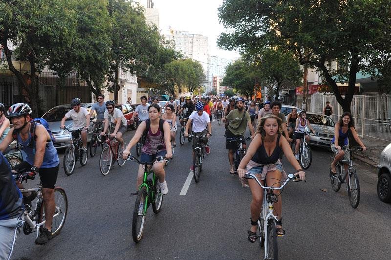 Bicicletada re&uacute;ne 500 ciclistas em Porto Alegre