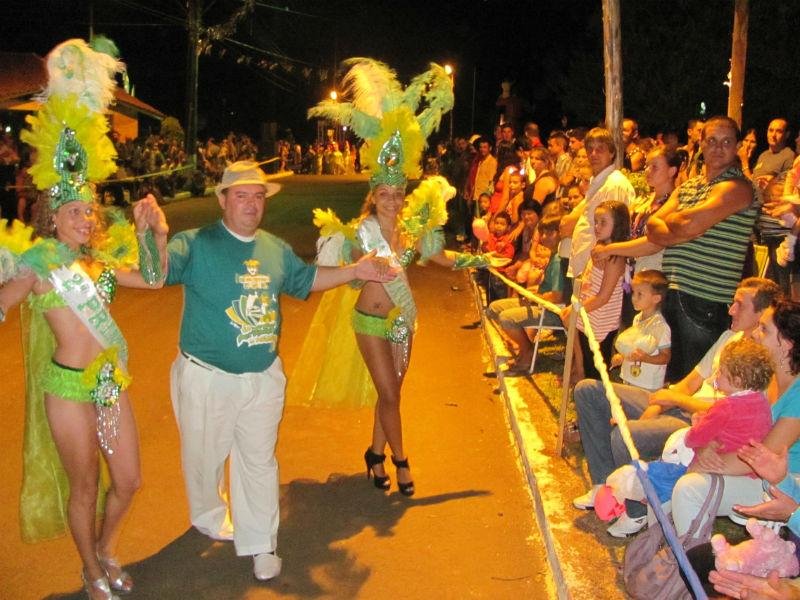 Folia fora de &eacute;poca teve as presen&ccedil;as do Rei Momo e das princesas da corte