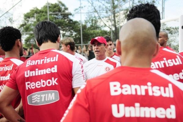 Celso de Rezende (no centro) afirmou que o Inter buscando a melhor prepara&ccedil;&atilde;o f&iacute;sica