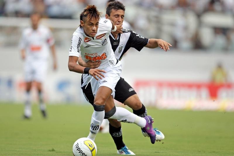 Neymar d&aacute; show, Santos goleia e vence 5&ordm; jogo seguido
