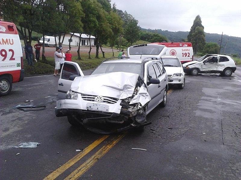 Tr&ecirc;s ve&iacute;culos ficaram danificados no acidente