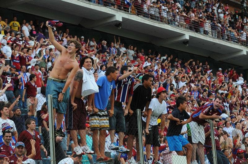 Torcida comemora vit&oacute;ria do Caxias no Est&aacute;dio Centen&aacute;rio