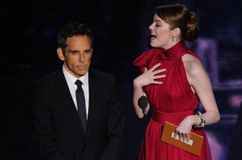 Ben Stiller e Emma Stone anunciaram o pr&ecirc;mio de Efeitos Visuais para A Inven&ccedil;&atilde;o de Hugo Cabret
