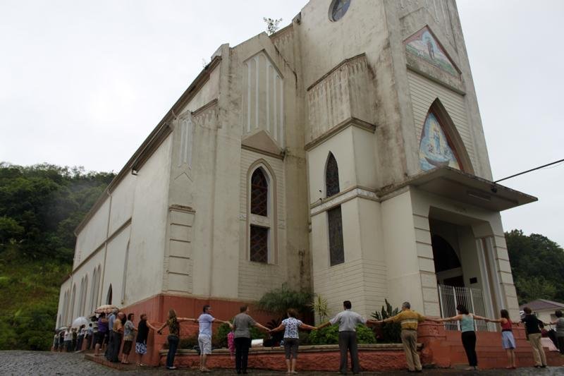 Centenas se re&uacute;nem para abra&ccedil;ar igreja de Mu&ccedil;um