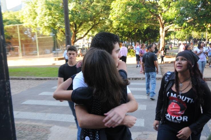 Estudantes se abra&ccedil;avam e colocavam a conversa em dia