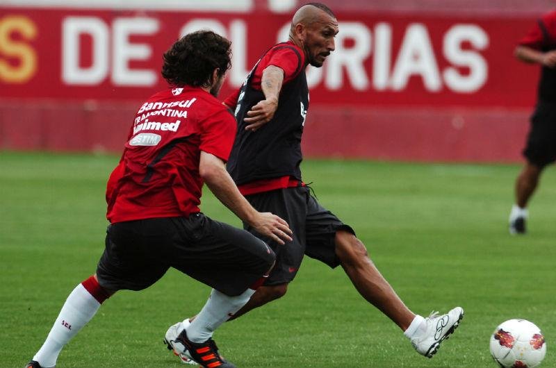 Mauren Mansur destacou que volante do Inter j&aacute; n&atilde;o sente mais dores ap&oacute;s tor&ccedil;&atilde;o no joelho