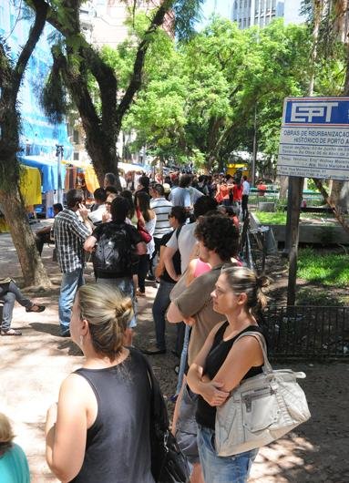 Fila come&ccedil;ou as 6h da manh&atilde;