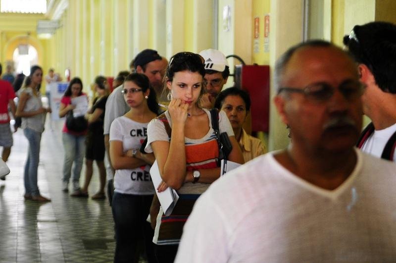 Estudantes fazem fila para renovar ou confecionar cart&atilde;o escolar