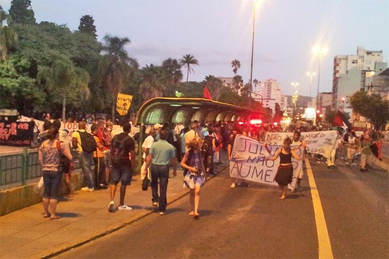 Protesto de estudantes fecha ruas e termina em confronto com a BM na Capital