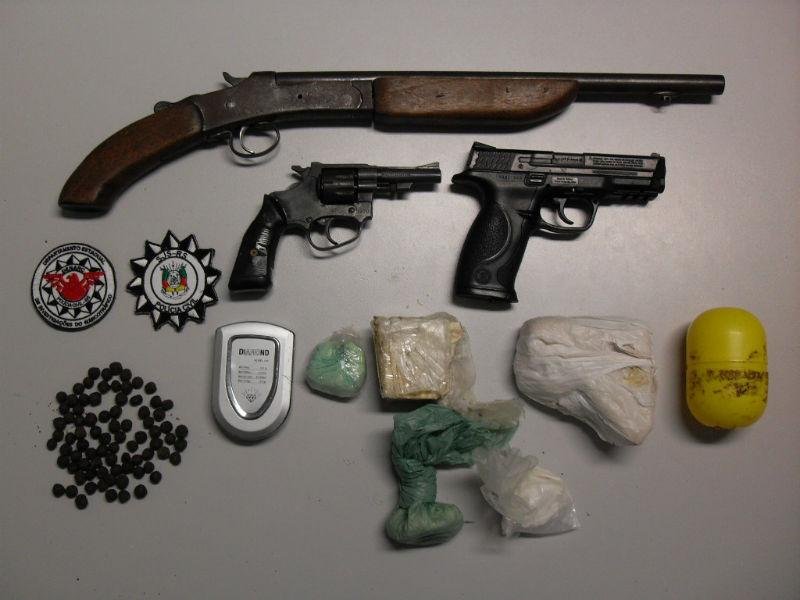 Pol&iacute;cia apreendeu drogas e armas em Imb&eacute;