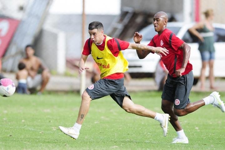 D&acute;Alessandro disputa com Fabr&iacute;cio nos treinos