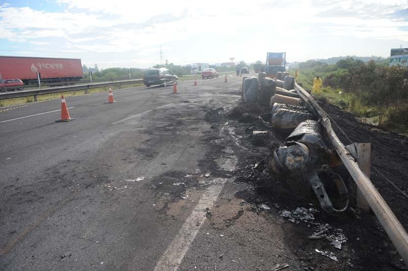 Caminh&atilde;o com produto inflam&aacute;vel explodiu na freeway