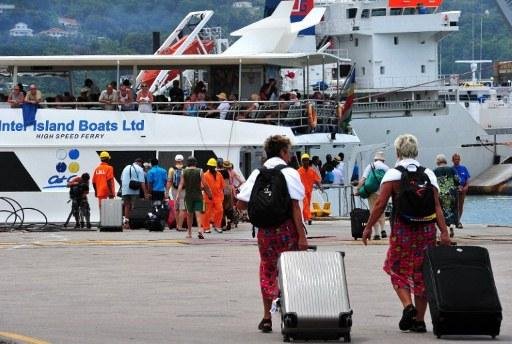 Passageiros do Costa Allegra desembarcam ap&oacute;s tr&ecirc;s dias de ang&uacute;stia no mar