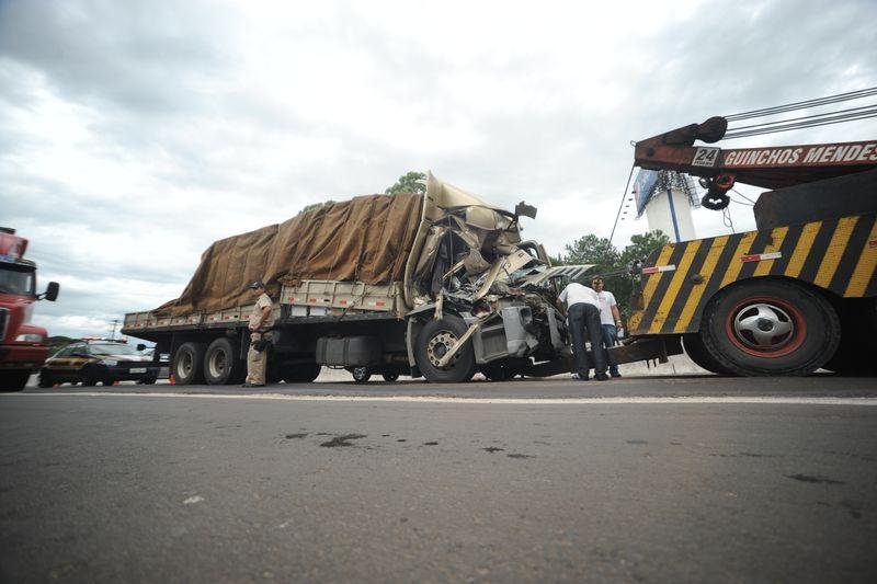 Um dos caminh&otilde;es acidentado carregava trigo