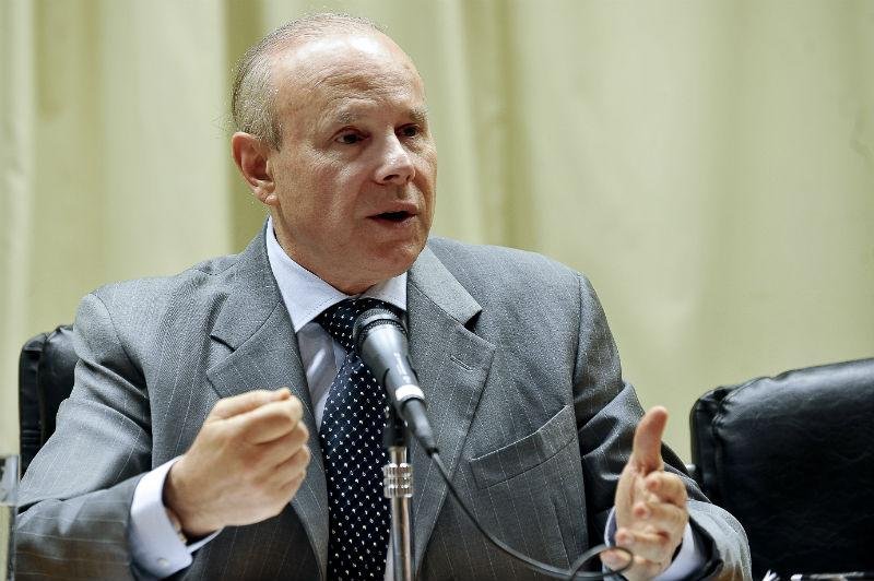 Governo n&atilde;o assistir&aacute; &agrave; guerra cambial de forma impass&iacute;vel, diz Mantega