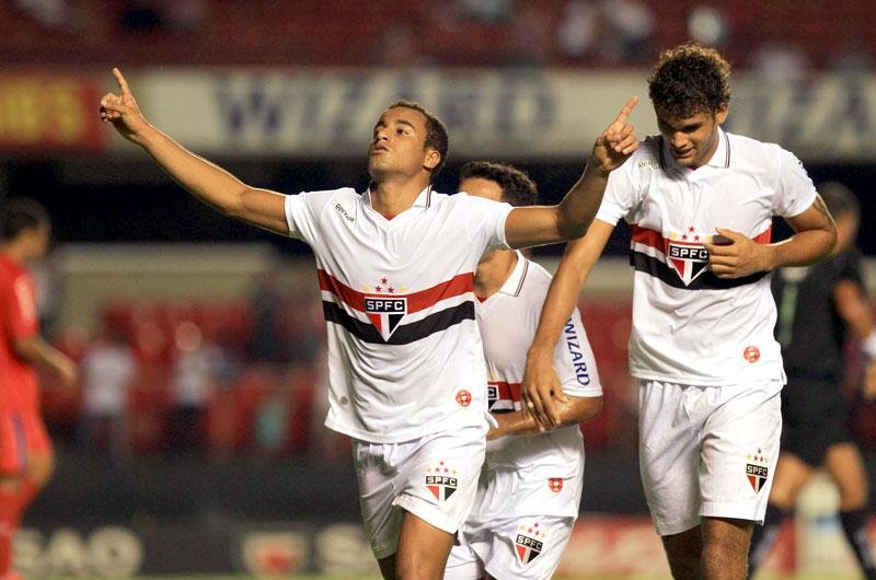 Com gol de Lucas, S&atilde;o Paulo vence por 3 a 0 e se reabilita no Paulist&atilde;o