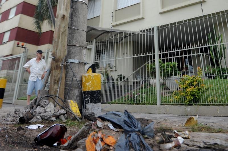 Carro derruba poste ap&oacute;s acidente na zona Sul da Capital