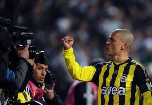 Meia do Fenerbahce revelou que tem parentes na Capital
