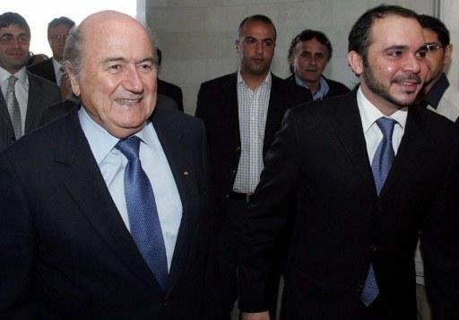 Pr&iacute;ncipe Ali ao lado de Blatter: tecnologia deve esperar