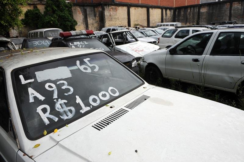 Leil&atilde;o de carros sem condi&ccedil;&atilde;o de uso desafoga dep&oacute;sitos no Estado