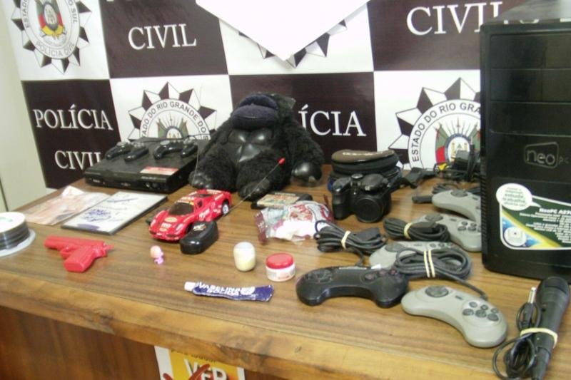 Investigadores apreenderam brinquedos e jogos utilizados para atrair v&iacute;timas