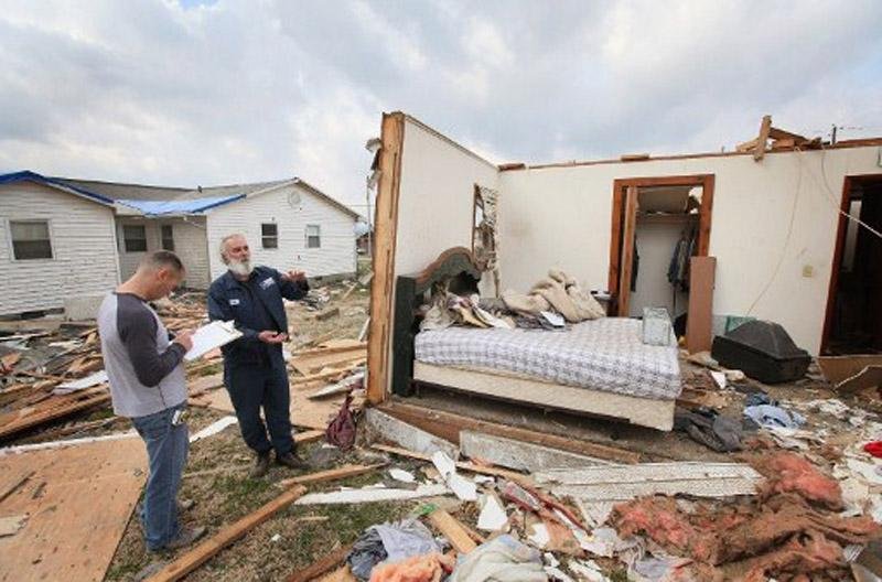 Casas foram destru&iacute;das, autom&oacute;veis, virados, e linhas de energia e &aacute;rvores, derrubadas