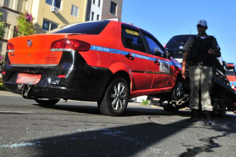 Duas pessoas ficaram feridas ap&oacute;s a colis&atilde;o