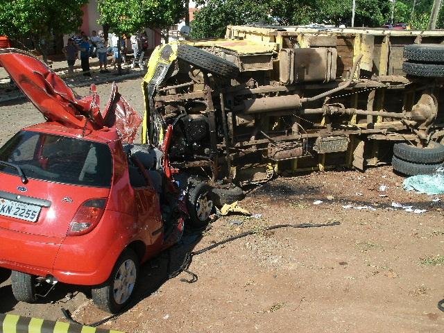 Parte frontal de Ka ficou destru&iacute;da na colis&atilde;o