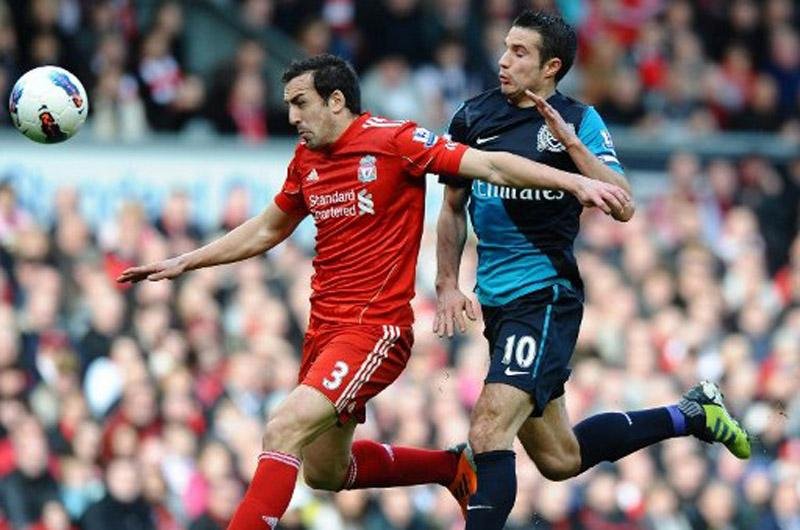 Van Persie marca dois e garante vit&oacute;ria do Arsenal no Campeonato Ingl&ecirc;s