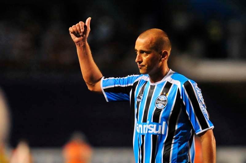Volante acredita que jogadores do Gr&ecirc;mio evolu&iacute;ram desde a chegada de Luxemburgo