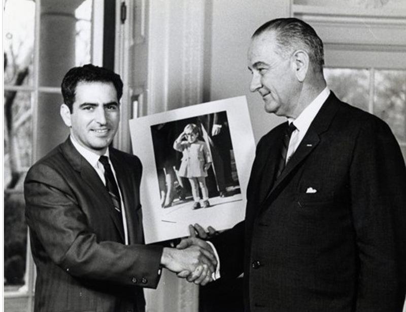 Stan Stearns registrou momento em que filho do presidente saudou caix&atilde;o do pai
