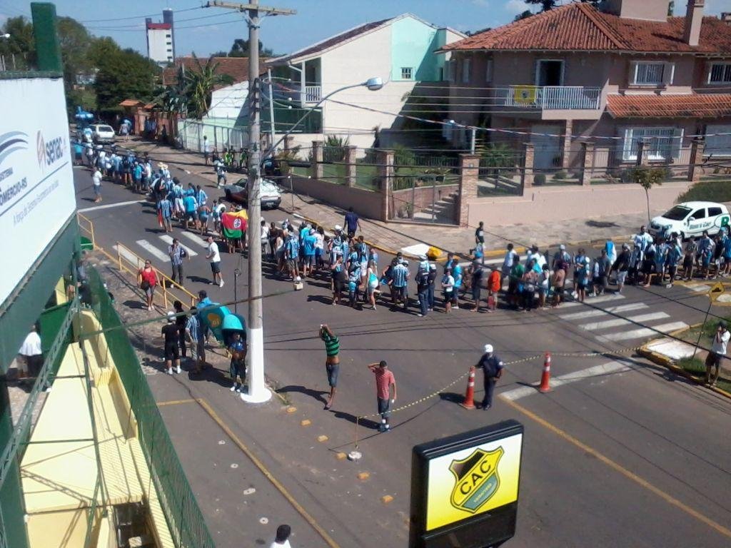 Torcida gremista faz fila na entrada do est&aacute;dio 
