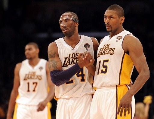 Mesmo com nariz fraturado, Kobe Bryant (&agrave; esquerda) ajudou na vit&oacute;ria por 93 a 83 
