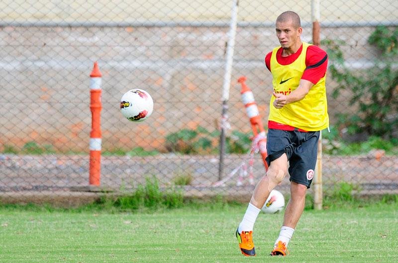 Lateral do Inter disse que empate na Vila Belmiro ser&aacute; um &oacute;timo resultado