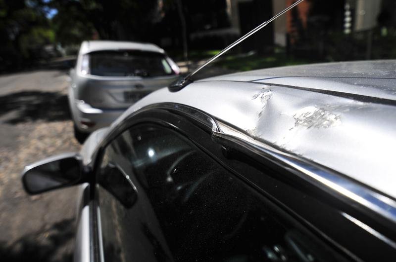 Peda&ccedil;os de pedras voaram em dire&ccedil;&atilde;o a autom&oacute;vel