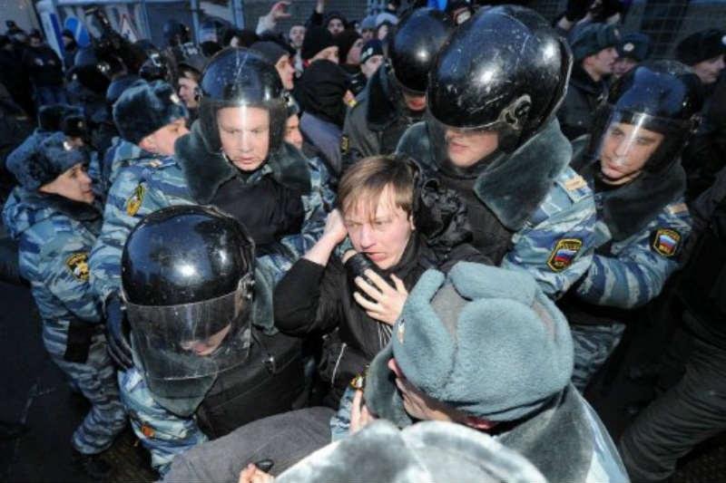 Pol&iacute;cia prende manifestante em Moscou