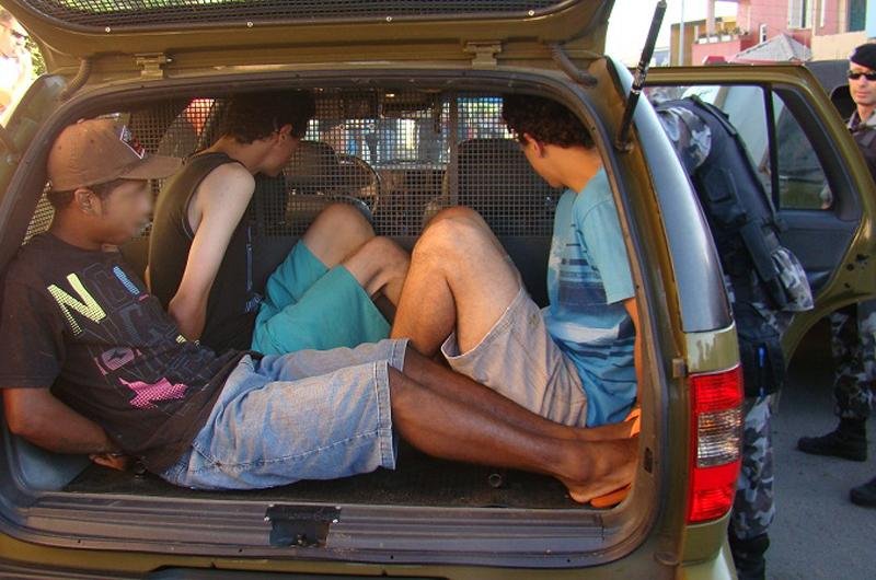 O trio foi preso em flagrante e encaminhado ao Denarc