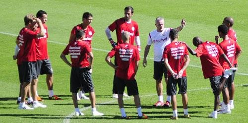 Meio campo colorado dever&aacute; ser formado com Gui&ntilde;azu, Bolatti e Tinga 