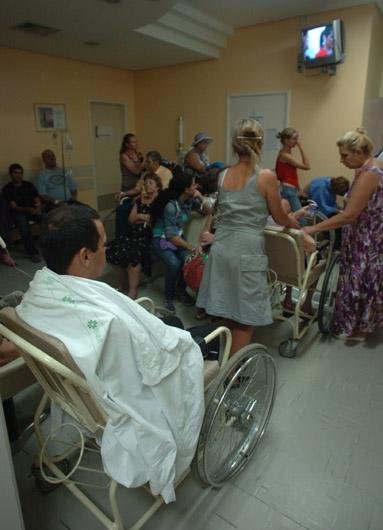 Emerg&ecirc;ncia atua com lota&ccedil;&atilde;o quatro vezes superior &agrave; capacidade de atendimento