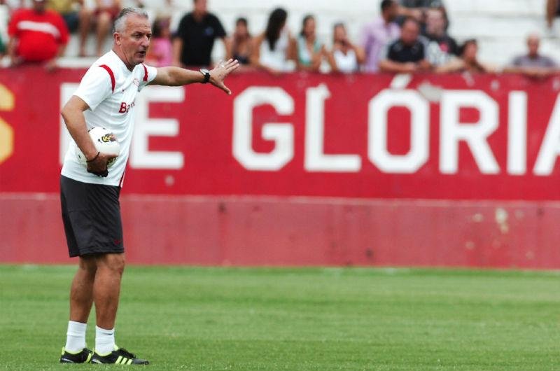T&eacute;cnico afirmou que dar&aacute; liberdade para volantes chegarem ao ataque contra o Santos