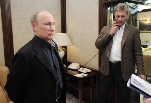 Dmitry Peskov (&agrave; direita) elogiou o profissionalismo e a efetividade da pol&iacute;cia russa 