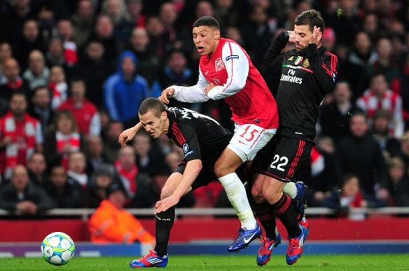 Arsenal faz 3 a 0 no Milan, mas &eacute; eliminado na Liga