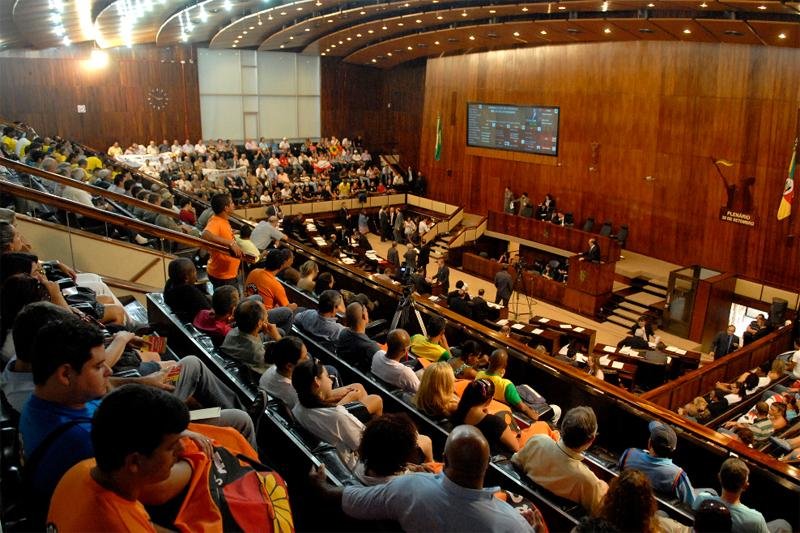 Oposi&ccedil;&atilde;o cobrou durante a vota&ccedil;&atilde;o o cumprimento do m&iacute;nimo nacional para o magist&eacute;rio 